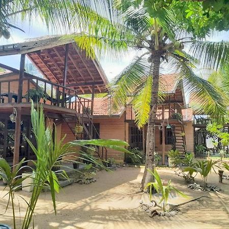 Golden Beach Chalets Arugam Bay Esterno foto
