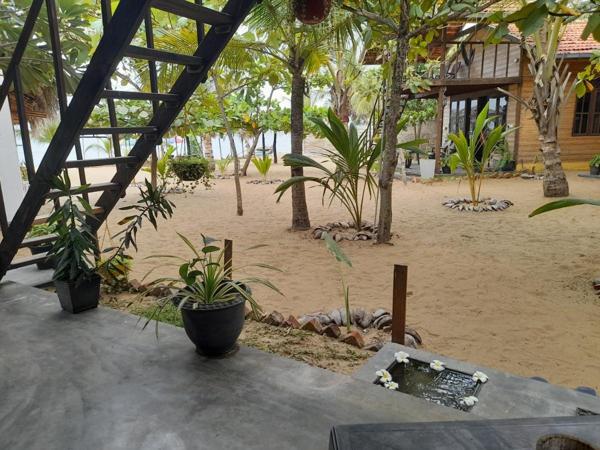Golden Beach Chalets Arugam Bay Esterno foto
