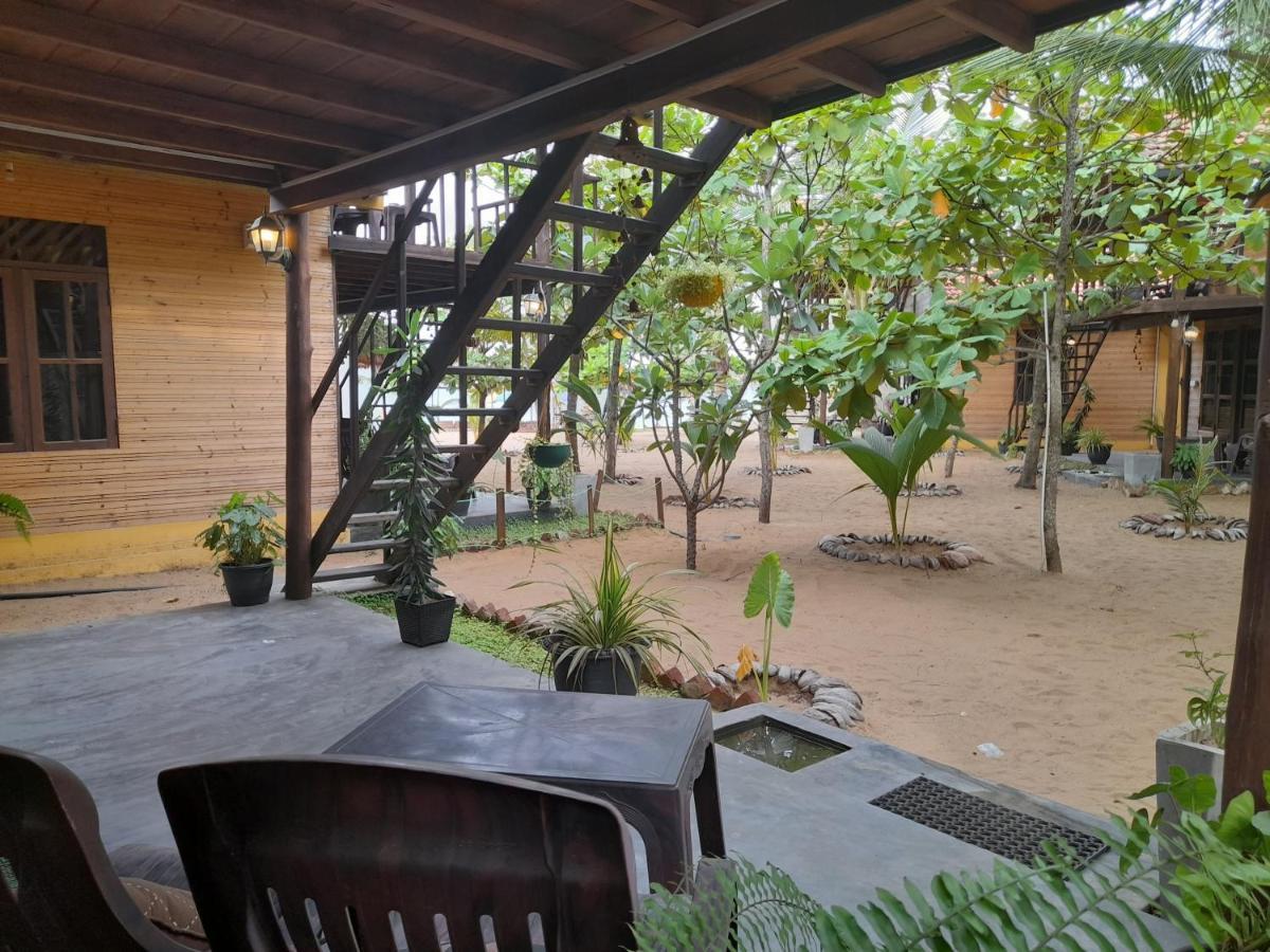 Golden Beach Chalets Arugam Bay Esterno foto