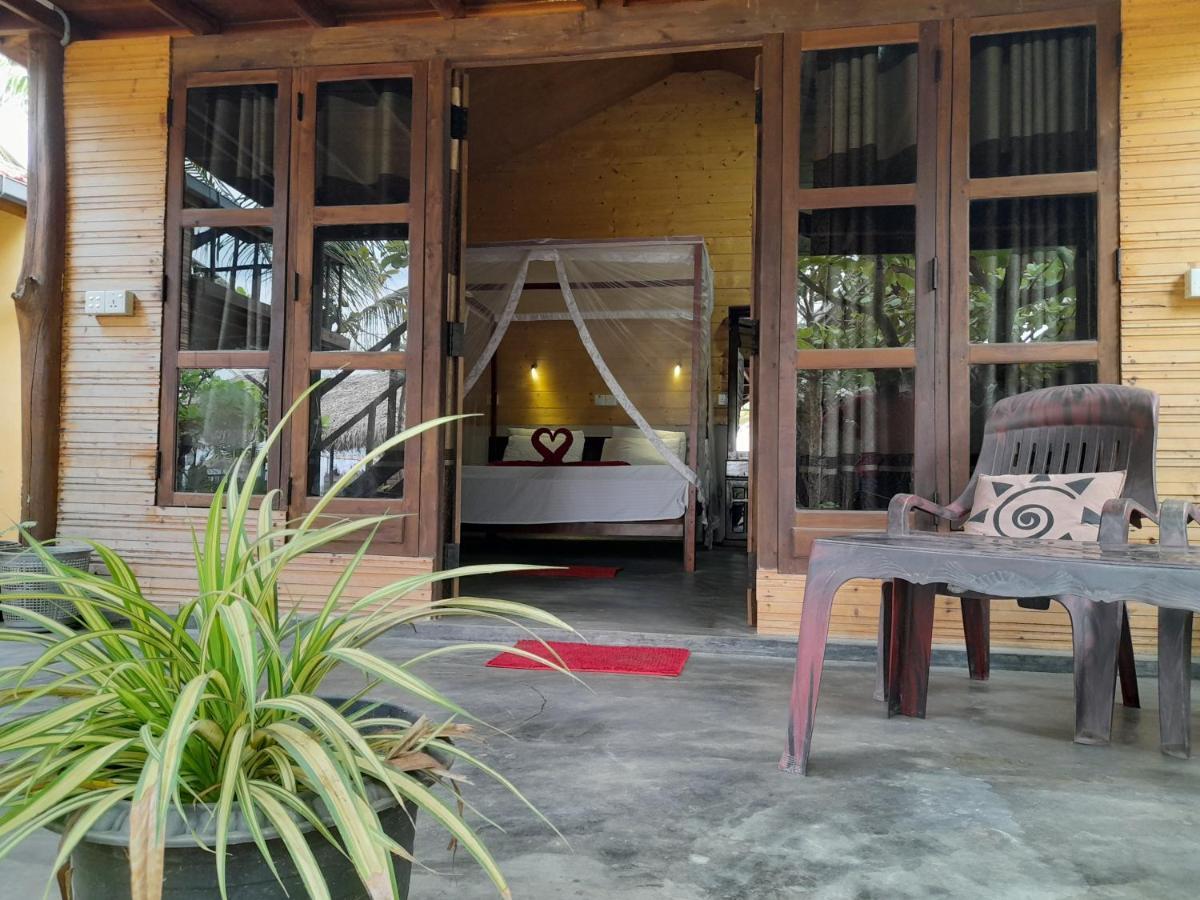 Golden Beach Chalets Arugam Bay Esterno foto