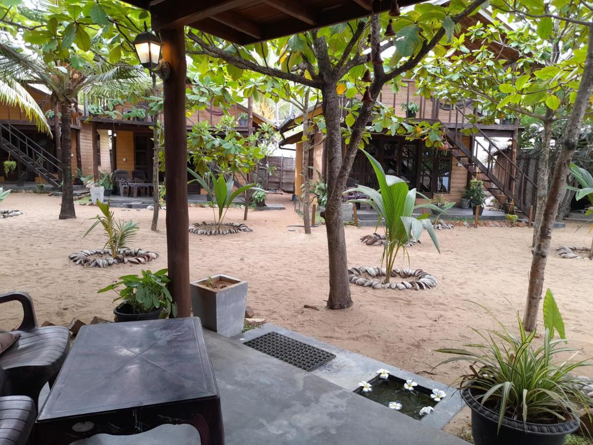 Golden Beach Chalets Arugam Bay Esterno foto