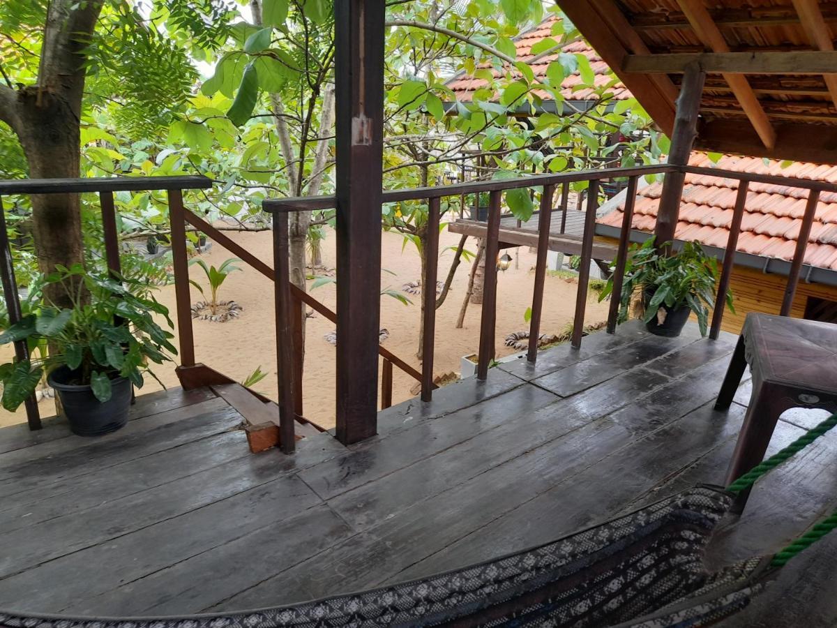 Golden Beach Chalets Arugam Bay Esterno foto