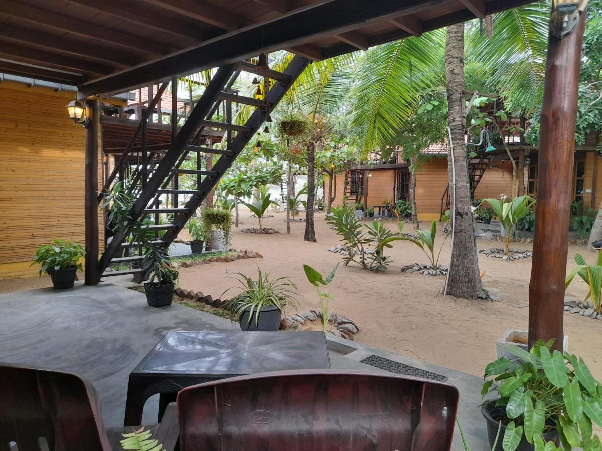 Golden Beach Chalets Arugam Bay Esterno foto