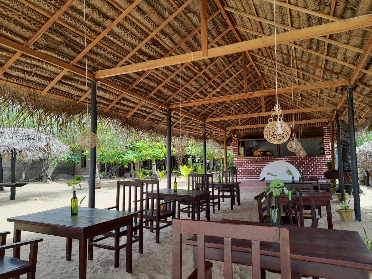Golden Beach Chalets Arugam Bay Esterno foto