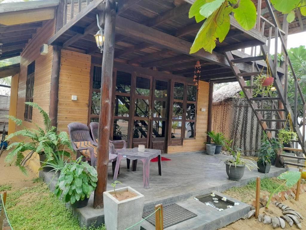 Golden Beach Chalets Arugam Bay Esterno foto